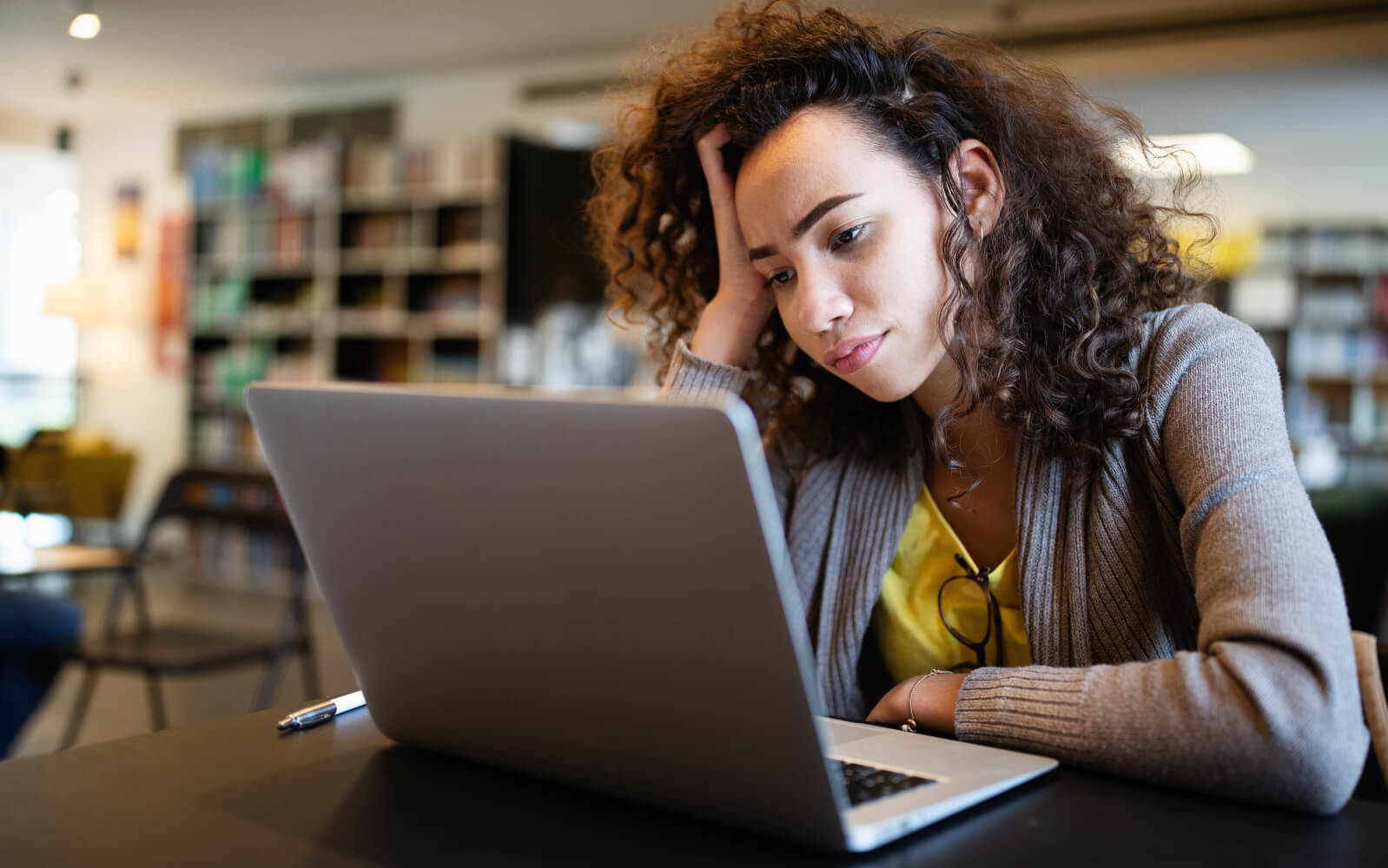 英語学習のモチベーションが低下している女性のイメージ